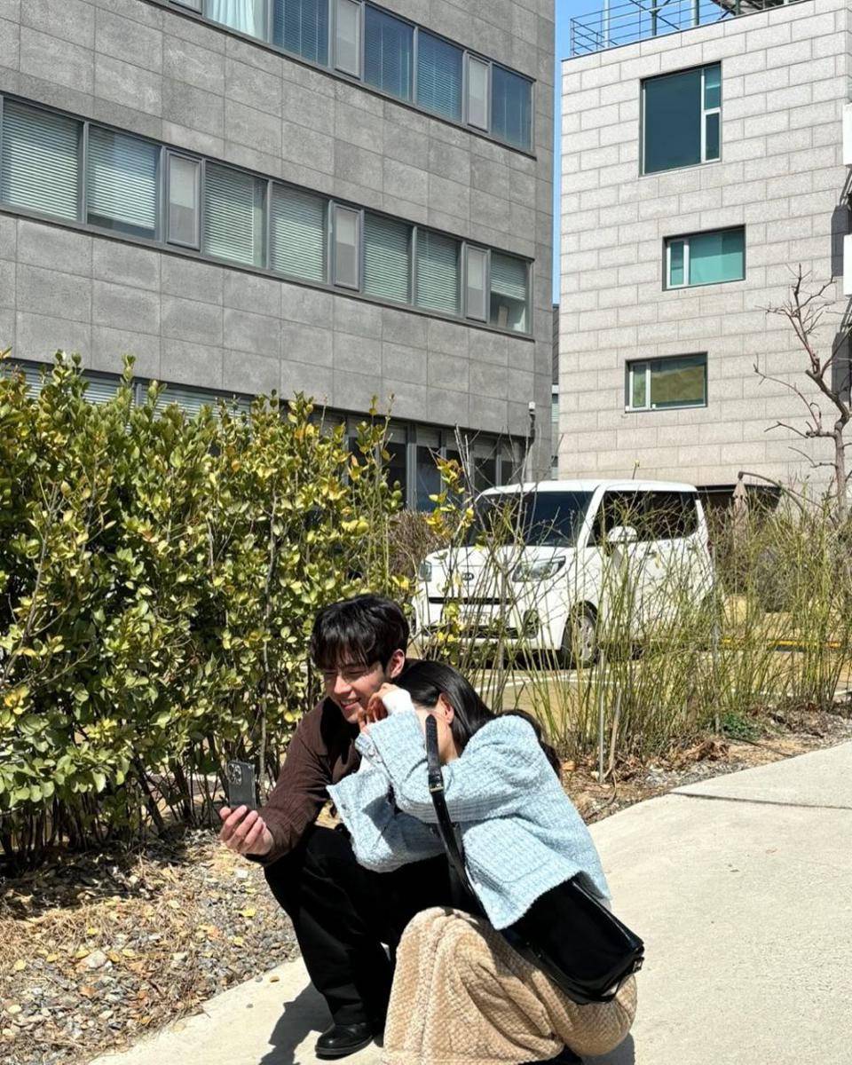 potret Kim Doo Hoon dan Kim Yoon Hye di balik layar Love Scout (instagram.com/7imdohoon)