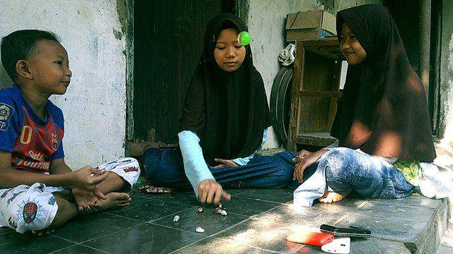 potret anak bermain bekel (dok. commons.wikimedia.org/Dzaffa Ulhaq)