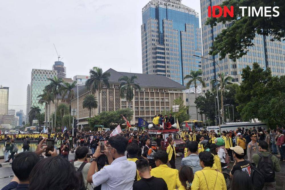 Mahasiswa Gelar Aksi Indonesia Gelap Sore Ini, Patung Kuda Padat