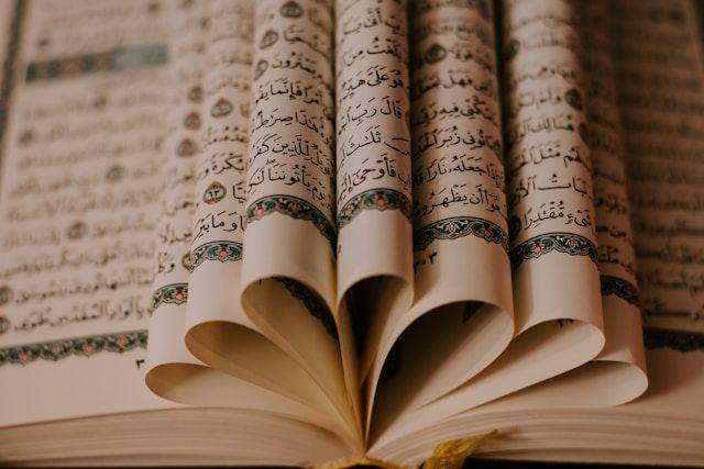 ilustrasi menandai halaman bacaan Al-Qur'an (unsplash.com/Ashkan Forouzani)