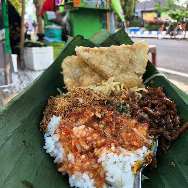 Ilustrasi Penjual Nasi Pecel (pinterest.com/vera aprilia)