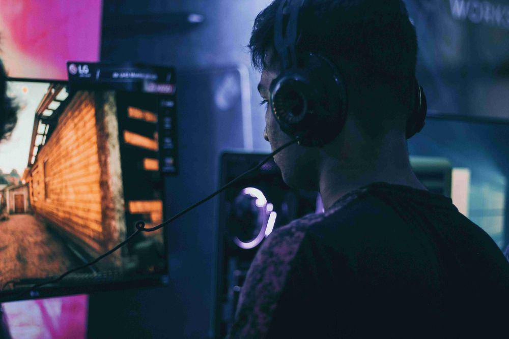ilustrasi pria gamer (unsplash.com/Fredrick Tendong)