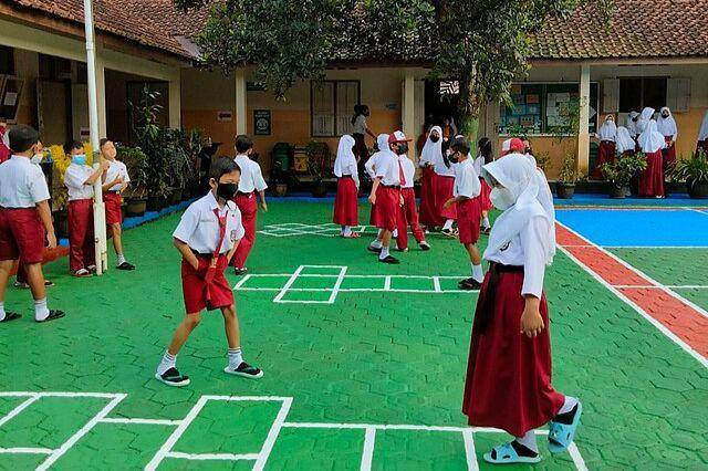 potret anak kecil bermain engklek (dok. commons. wikimedia.org/NF180893)