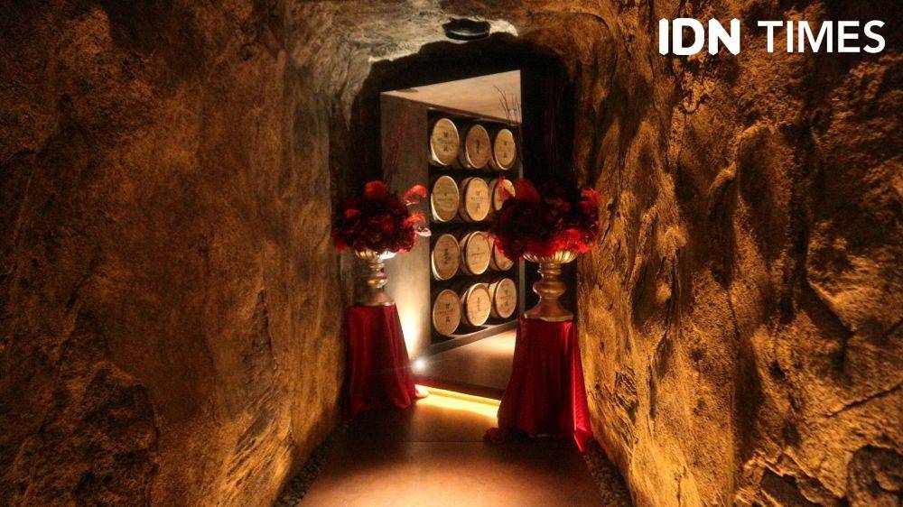 Lorong berkonsep gold mining di Meatguy Steakhouse Jakarta (IDN Times/Anastasia Desire)
