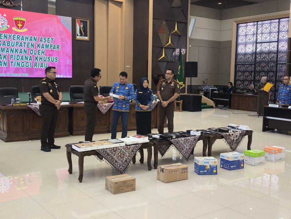 Jaksa di Riau Serahkan Barang Bukti 156 Smartphone ke Pemkab Kampar