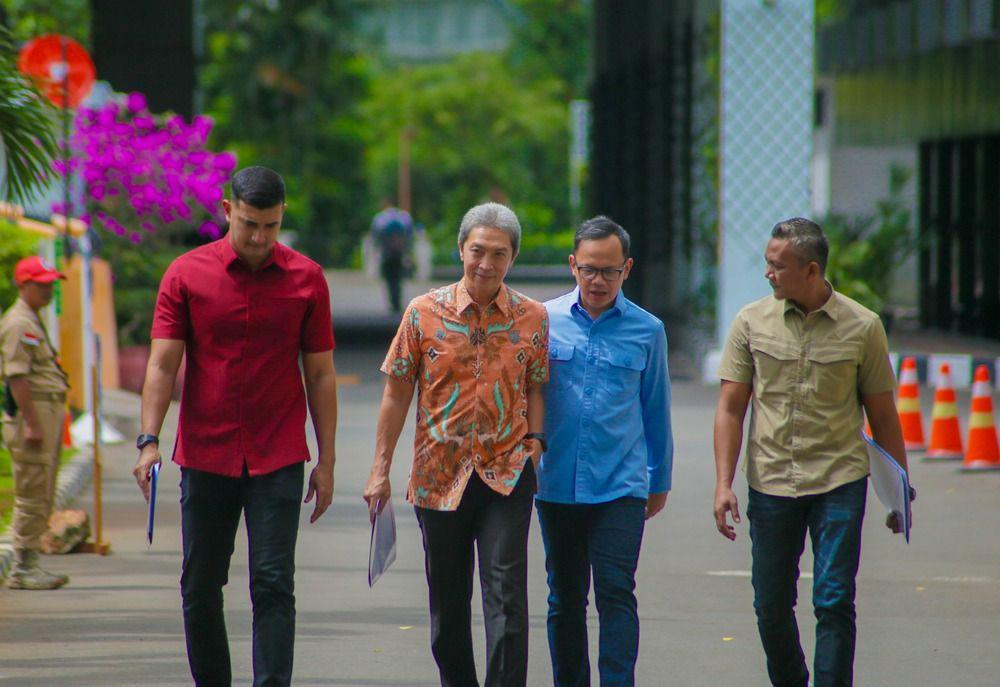 Pasangan Walkot Bogor Dedie-Jenal bersama Wamendagri Bima Arya saat berjalan usai pemeriksaan kesehatan di Jakarta, Minggu (16/2/2025) jelang pelantikan.