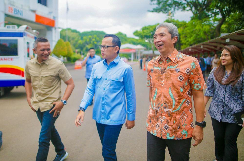 Pasangan Walkot Bogor Dedie-Jenal bersama Wamendagri Bima Arya (tengah) saat berjalan hendak pemeriksan kesehatan di Jakarta, Minggu (16/2/2025), jelang pelantikan. (Dok tim Dedie Rachim).