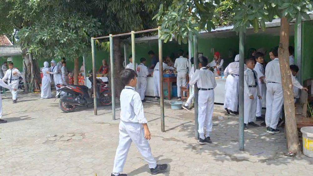Sejumlah siswa di SMP Negeri 5 Ngawi memilih jajan di kantin daripada harus menahan lapar lebih lama. IDN Times/ Riyanto.