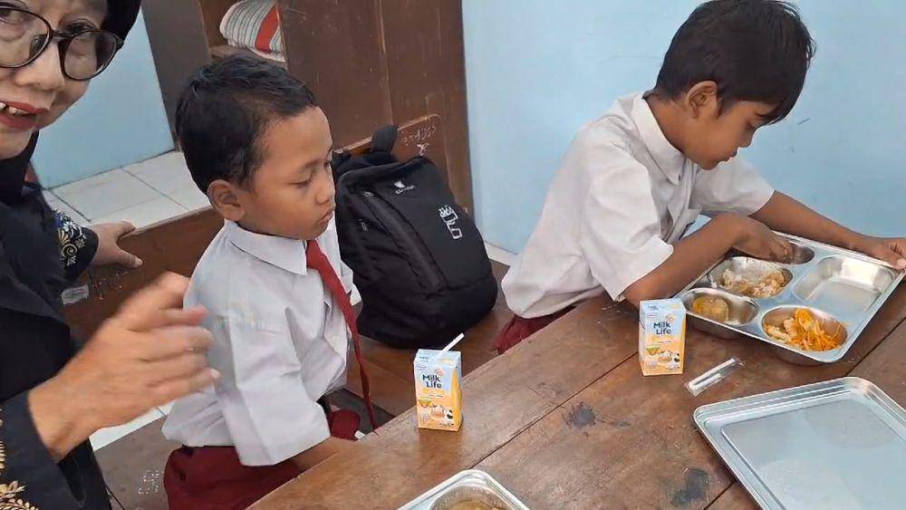 Datang lebih pagi, siswa di SD Negeri Ngawi Purba 2 menolak makan karena masih kenyang. IDN Times/ Riyanto.