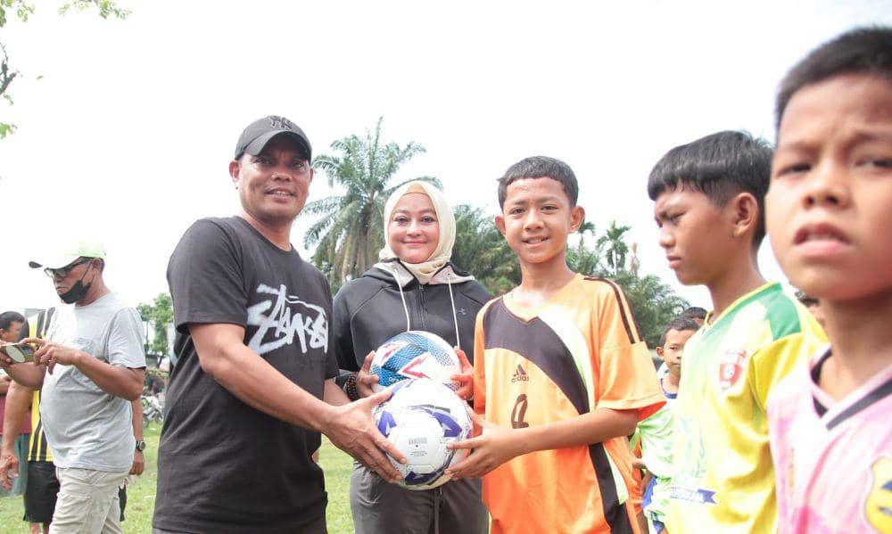 Zulkarnain dan Roma Uli saat membuka festival sepak bola U-12 Mabar (dok.istimewa)