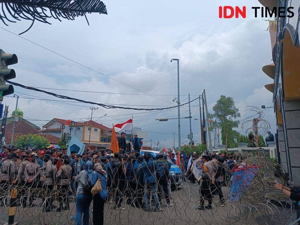 Massa aksi mahasiswa gabungan di depan kantor DPRD Provinsi Lampung. (IDN Times/Tama Yudha Wiguna).