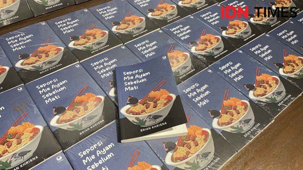 Buku Seporsi Mie Ayam Sebelum Mati karya Brian Khrisna. (IDN Times/Dina Salma)