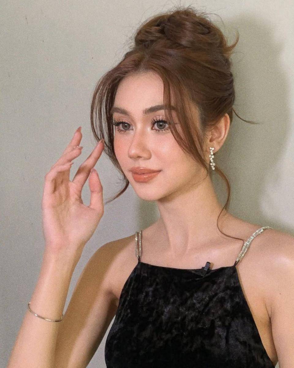 potret ide girly hairstyle versi rambut panjang ala Lorena Schuett (instagram.com/lalinalena)