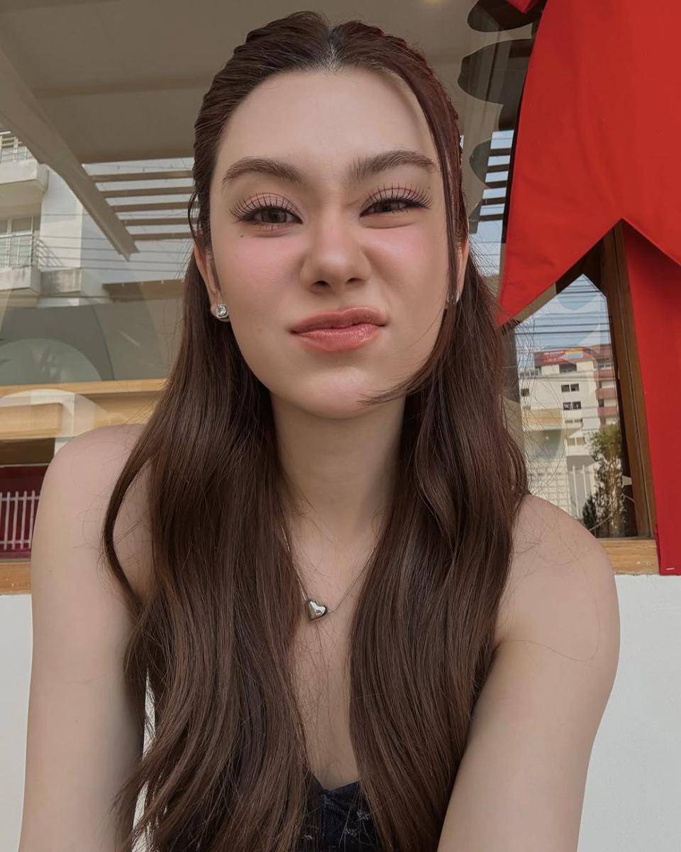 potret ide girly hairstyle versi rambut panjang ala Lorena Schuett (instagram.com/lalinalena)