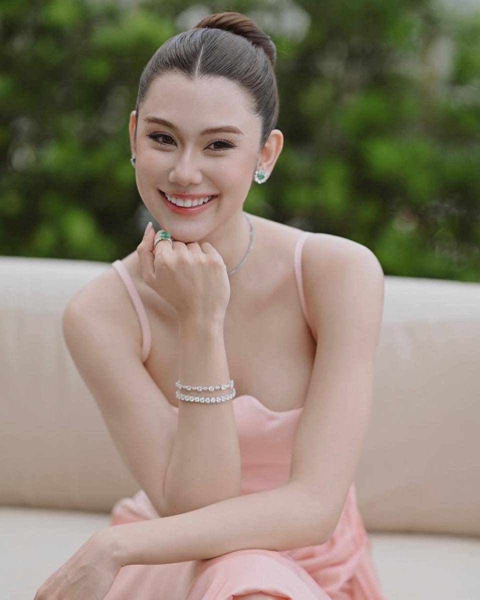potret ide girly hairstyle versi rambut panjang ala Lorena Schuett (instagram.com/lalinalena)