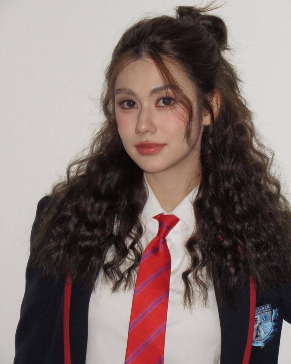 potret ide girly hairstyle versi rambut panjang ala Lorena Schuett (instagram.com/lalinalena)