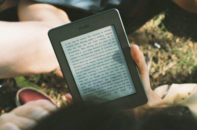 ilustrasi e-reader (unsplash.com/James Tarbotton)