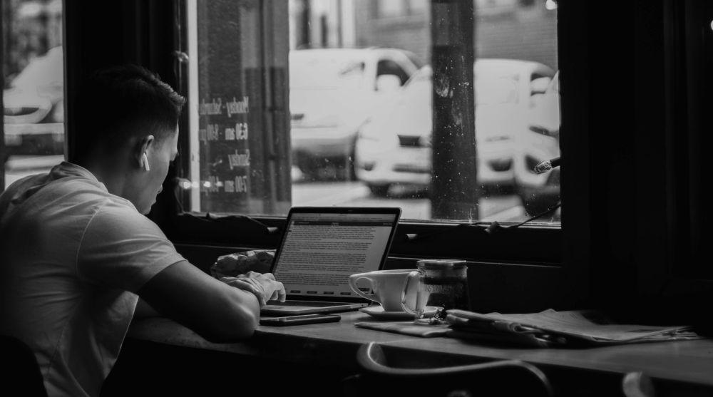 ilustrasi pria menngukur kinerja diri sendiri (unsplash.com/Kiyun Lee)