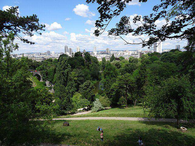 Parc des Buttes-Chaumont (commons.wikimedia.org/Jeanne Menjoulet)