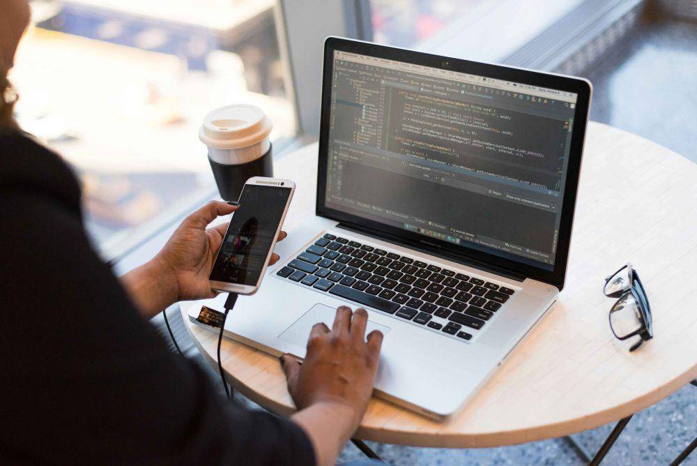Ilustrasi membuat coding website (pexels.com/Christina Morillo)
