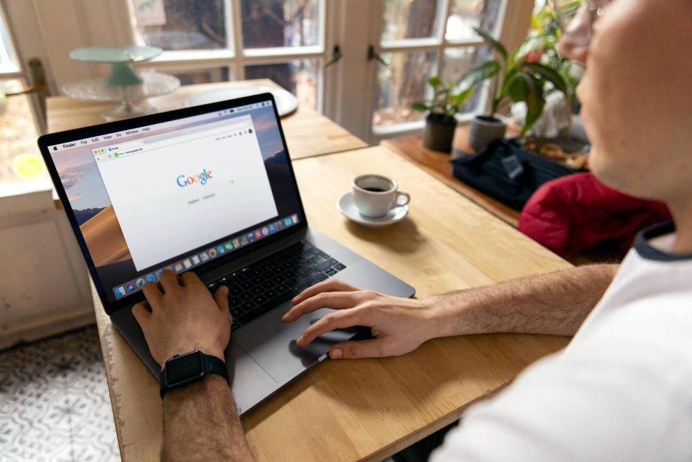 Ilustrasi pria membuka google (pexels.com/Firmbee.com)