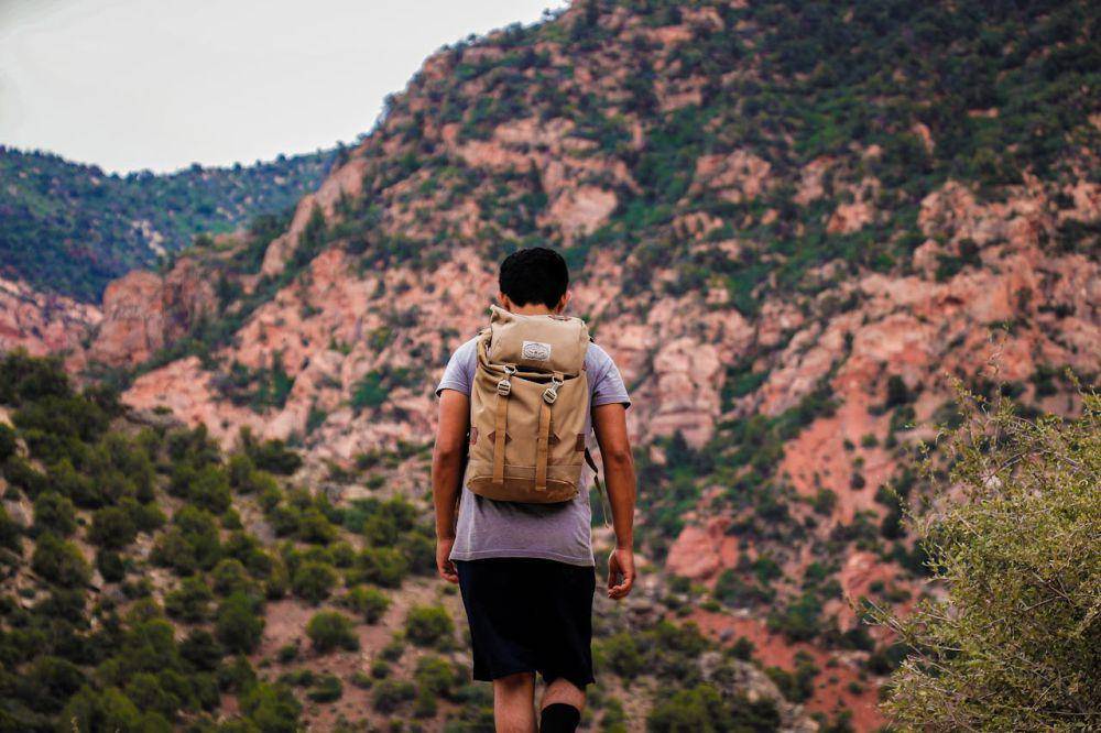 ilustrasi outfit naik gunung pria (pexels.com/Germain Rodriguez)