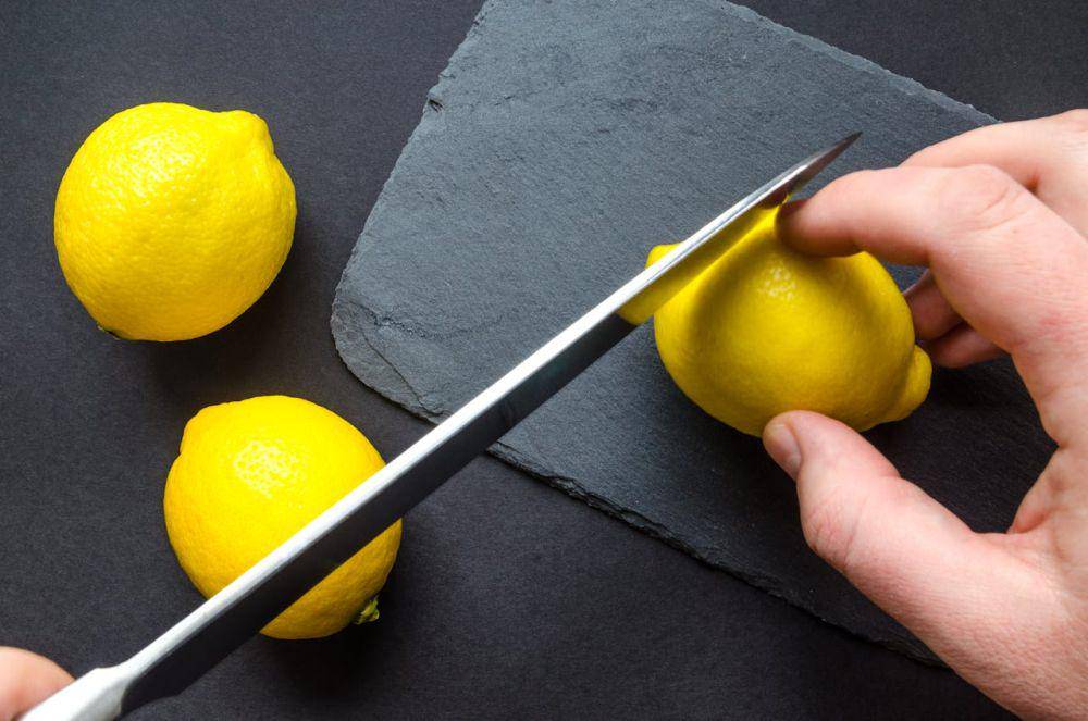 ilustrasi mengiris lemon (pexels.com/Lukas)