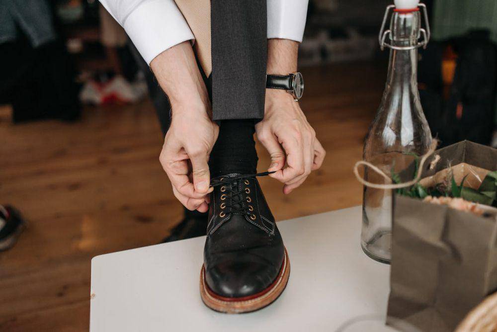 ilustrasi sepatu formal (pexels.com/Pavel Danilyuk)