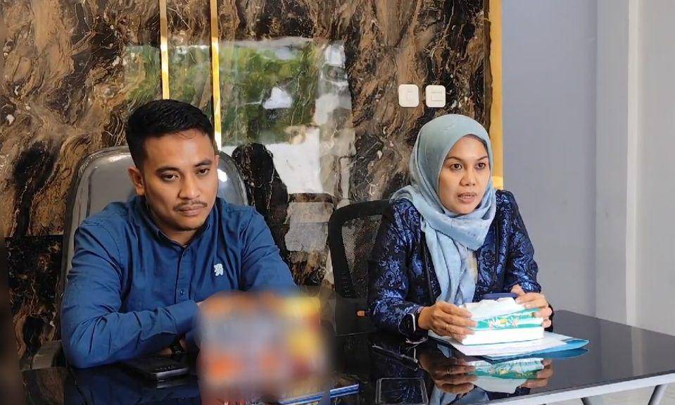 Suami Mira Hayati bersama kuasa hukumnya Ida Hamidah / Istimewa