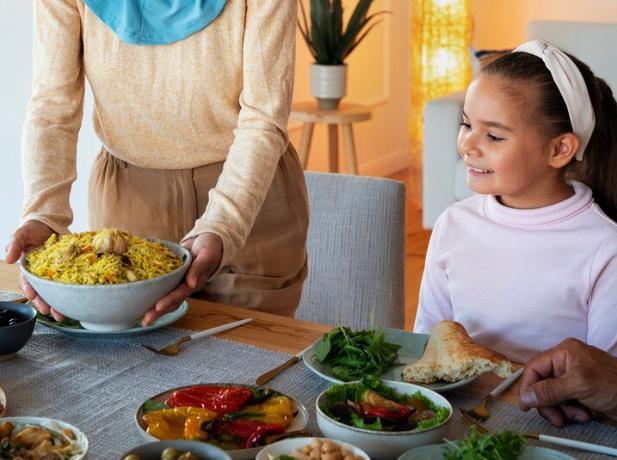 5 Cara Mengajarkan Anak Berpuasa dengan Seru dan Menyenangkan