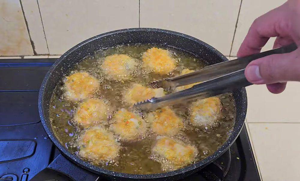ilustrasi menggoreng nugget aci (YouTube.com/Bagja Vlog)