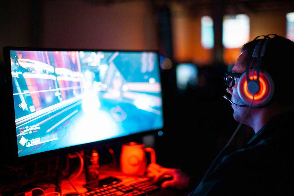 ilustrasi pria gamer (unsplash.com/Sean Do)