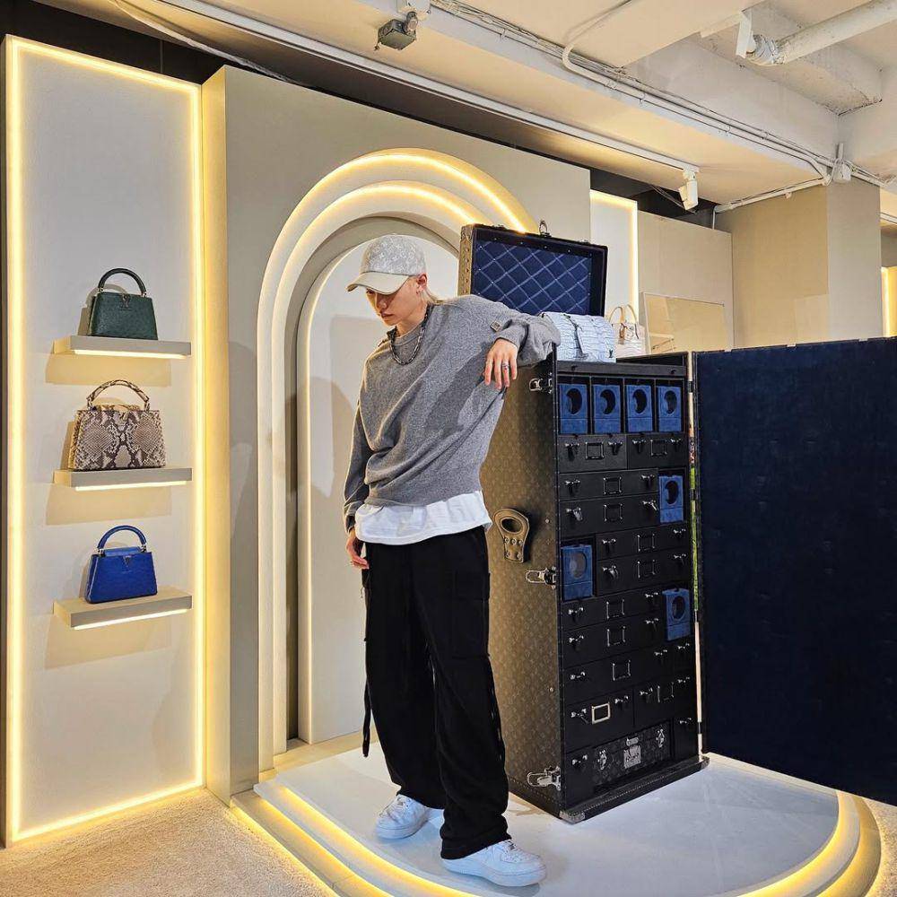 outfit soft boy ala Felix Stray Kids (instagram.com/yong.lixx)