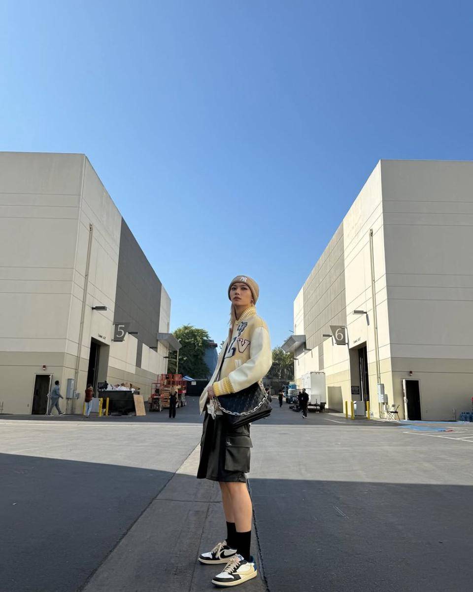 outfit soft boy ala Felix Stray Kids (instagram.com/yong.lixx)