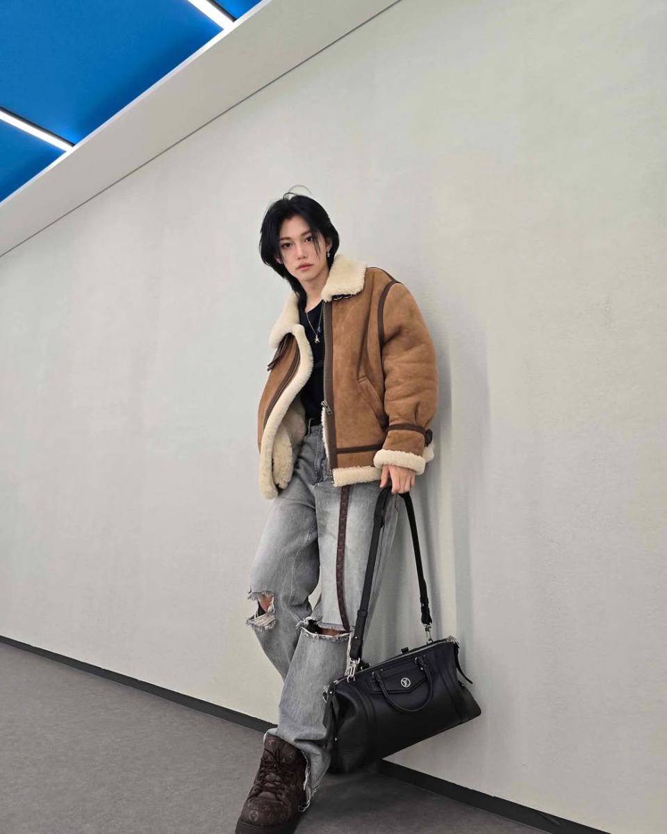 outfit soft boy ala Felix Stray Kids (instagram.com/yong.lixx)