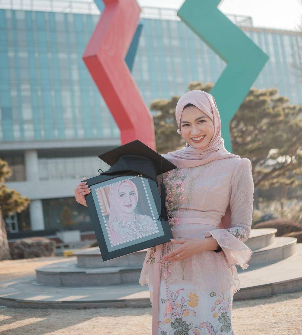 Kebaya Wisuda Xaviera Putri. (instagram.com/xavieraaputri)