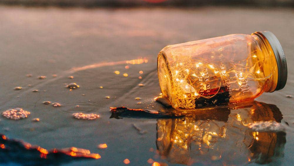 ilustrasi toples kaca dengan lampu (unsplash.com/Andrew Bui)