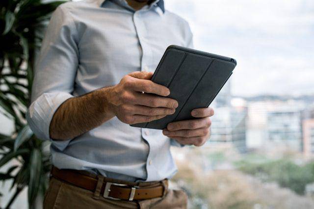 ilustrasi memegang tablet (unsplash.com/Tyler Franta)