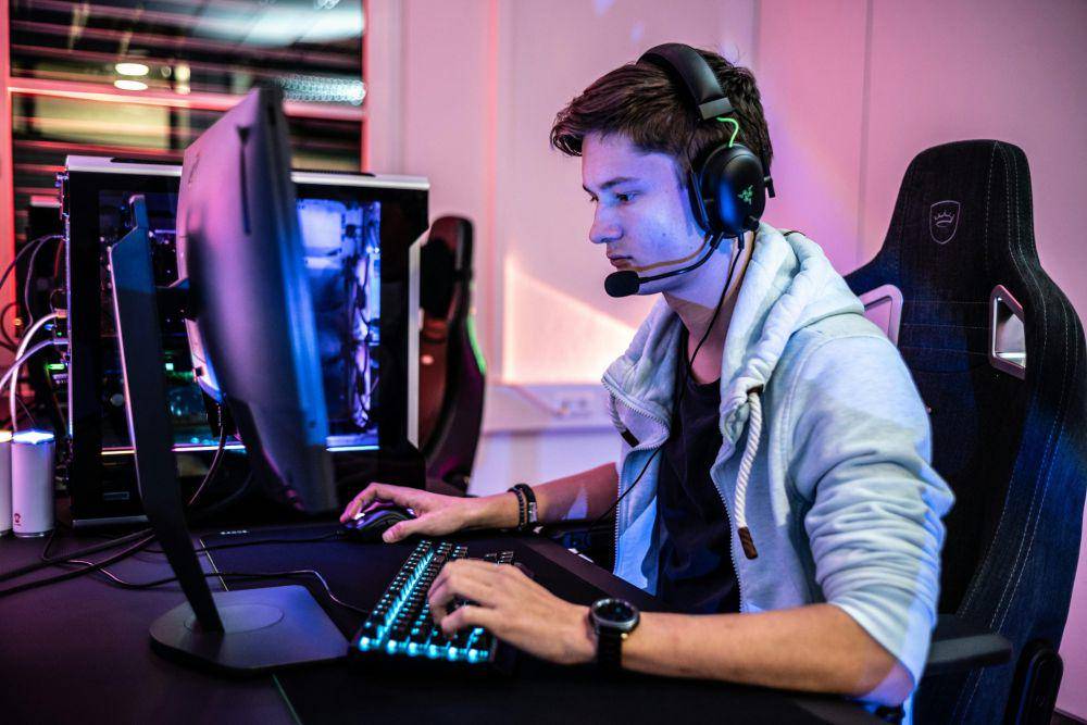 ilustrasi pria gamer (unsplash.com/ELLA DON)