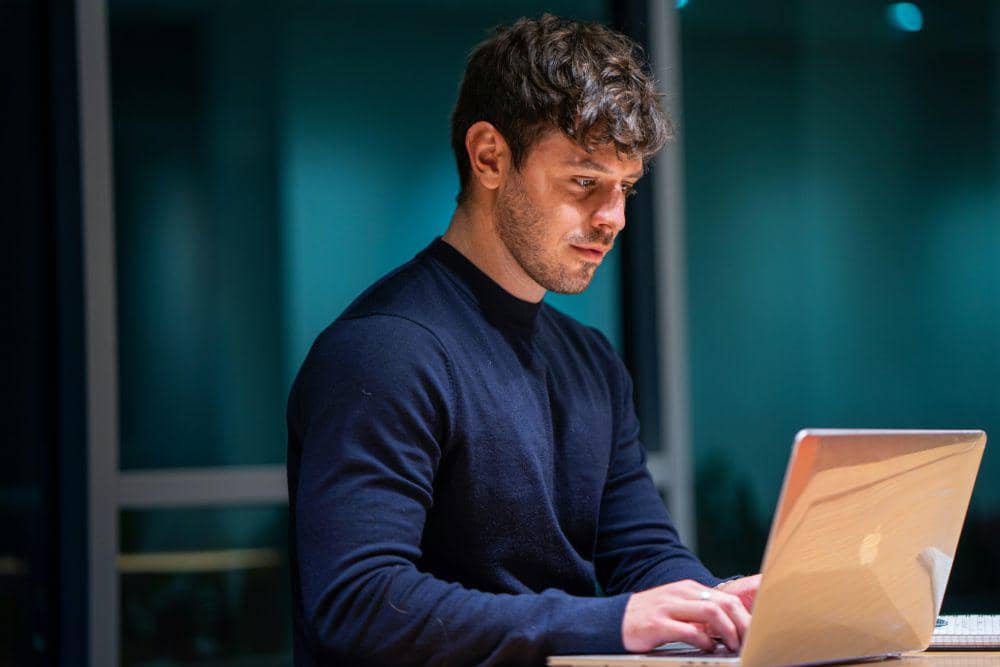 ilustrasi pria dengan karier melesat cepat (unsplash.com/Christian Velitchkov)