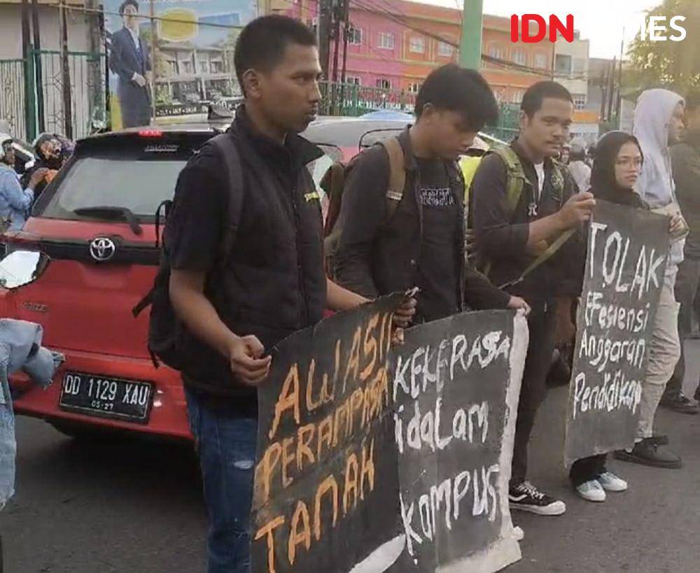 Mahasiswa yang tergabung dalam Himpunan Mahasiswa Islam (HMI) Cabang Makassar Timur menggelar aksi unjuk rasa Senin, (17/2/2025). IDN Times/Ashrawi Muin
