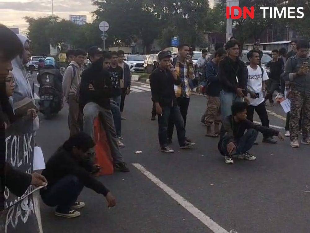 Mahasiswa yang tergabung dalam Himpunan Mahasiswa Islam (HMI) Cabang Makassar Timur menggelar aksi unjuk rasa Senin, (17/2/2025). IDN Times/Ashrawi Muin