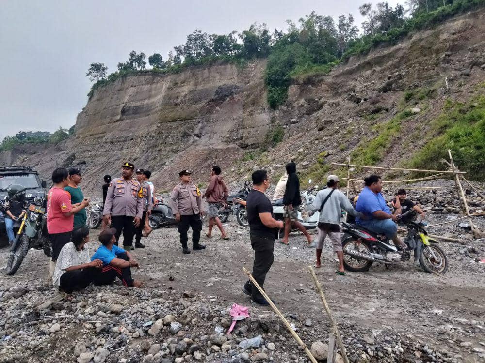 Dua Penambang Pasir di Blitar Tertimbun Longsor