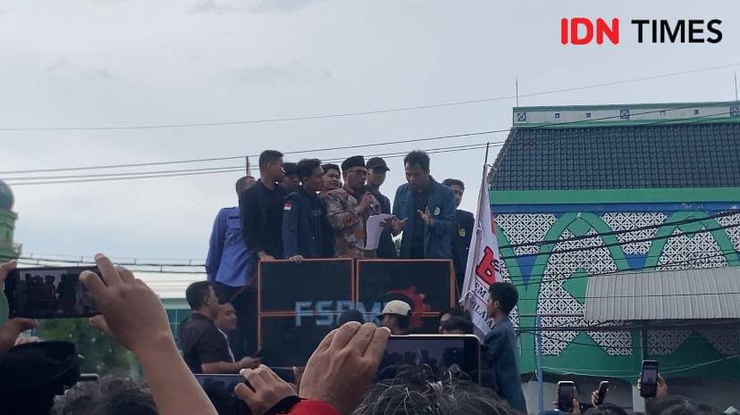 Mahasiswa memaksa Ketua DPRD Jatim Musyafak Rouf untuk menelepon Presiden Prabowo Subianto saat aksi bertajuk 'Indonesia Gelap'. (IDN Times/Khusnul Hasana).