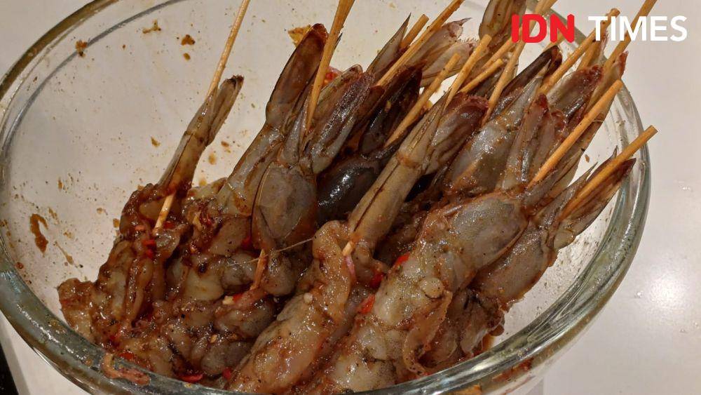 Potret udang yang dibumbui (IDN Times/Dhiya Awlia Azzahra)