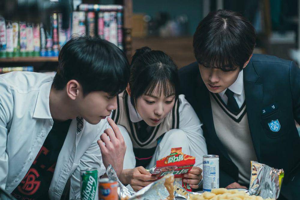Ko Gyeom (Choi Woo Shik), Son Jua (Jeon So Nee), dan Lee Jun Young (Hong Si Jun) di drama Melo Movie (instagram.com/netflixr)