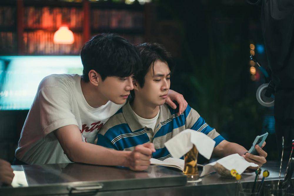 Ko Gyeom (Choi Woo Shik) dan Lee Jun Young (Hong Si Jun) di drama Melo Movie (instagram.com/netflixr)