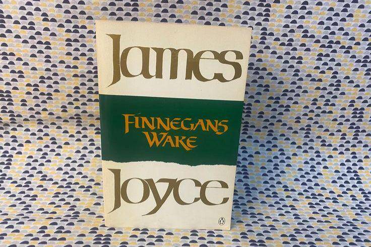 Buku karya terkenal James Joyce yang wajib kamu baca. (Pinterest/Etsy)