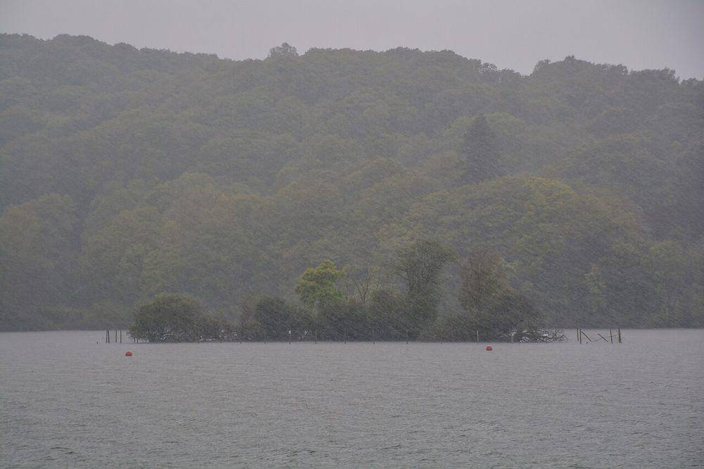 Danau Windermere saat berkabut. (commons.wikimedia.org/Lewis Clarke)