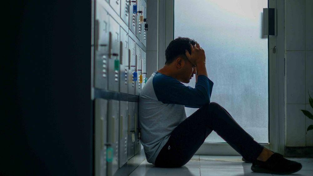 ilustrasi pria yang mengalami imposter syndrome (unsplash.com/Yosi Prihantoro)